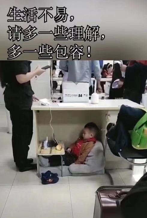 带孩子上班的最强宝妈火了孩子工作两不误网友太心酸