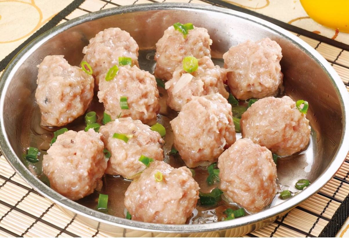 清蒸牛肉丸4,把料汁倒入魔芋中,翻拌均匀,即可食用.