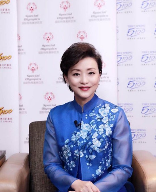 杨澜和林心如同框,两人同穿旗袍却各有风情,看着不像只相差8岁