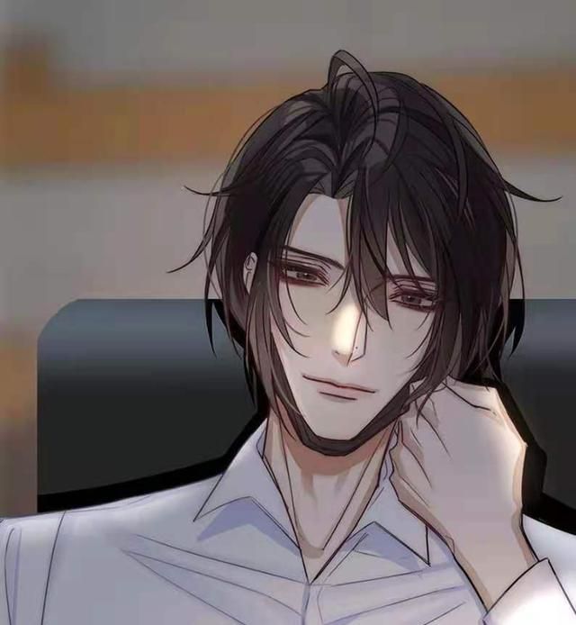 宫应弦的家人在十九年身亡,当年的他才六岁记忆模糊