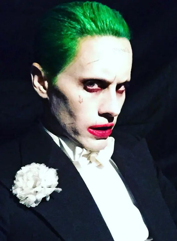 安妮海瑟薇穿蕾丝上衣太惊艳,一个墨镜遮掉半张脸,网友:好洋气