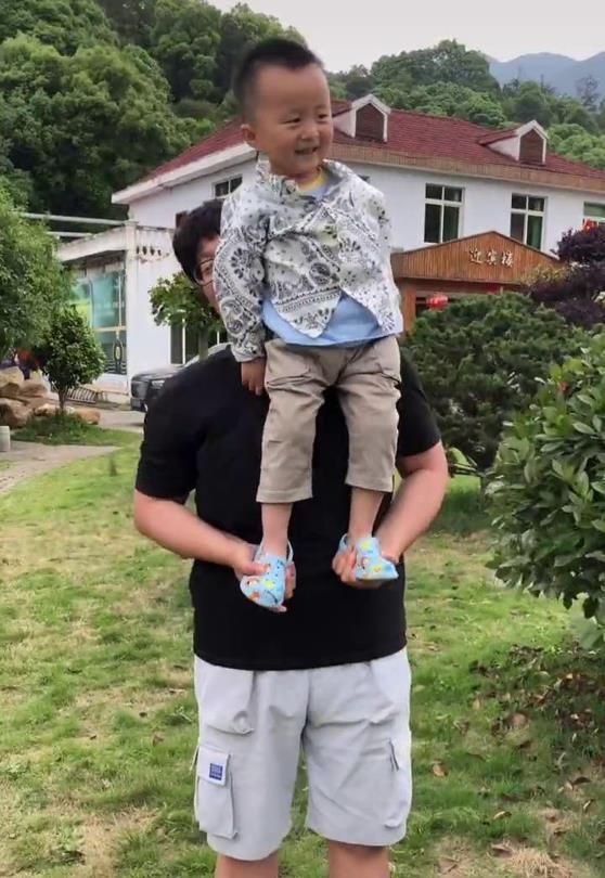 错换人生主人公郭威一家外出游玩合影照流出网友基因好强大