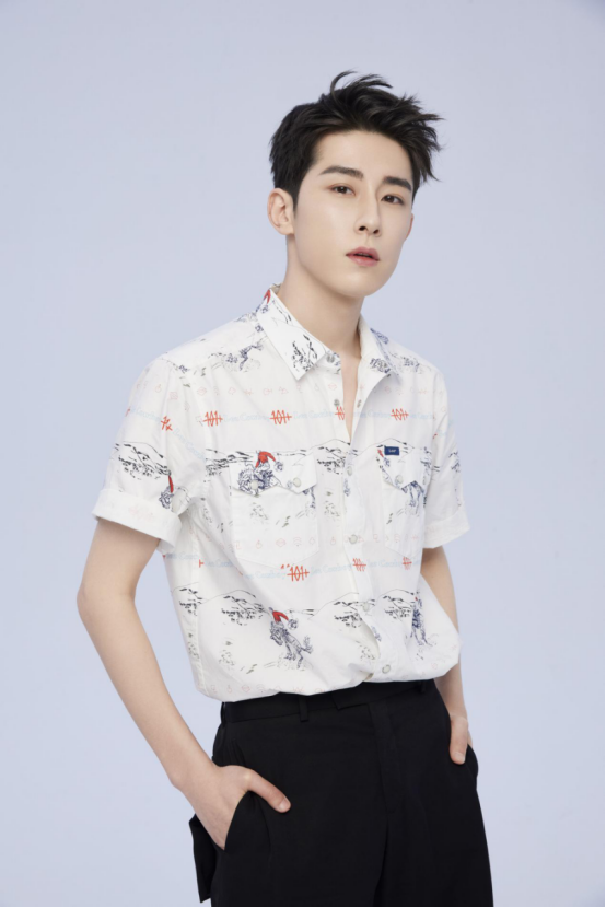 林枫松新剧书生颜圈粉无数 夏日时尚大片曝光展多种