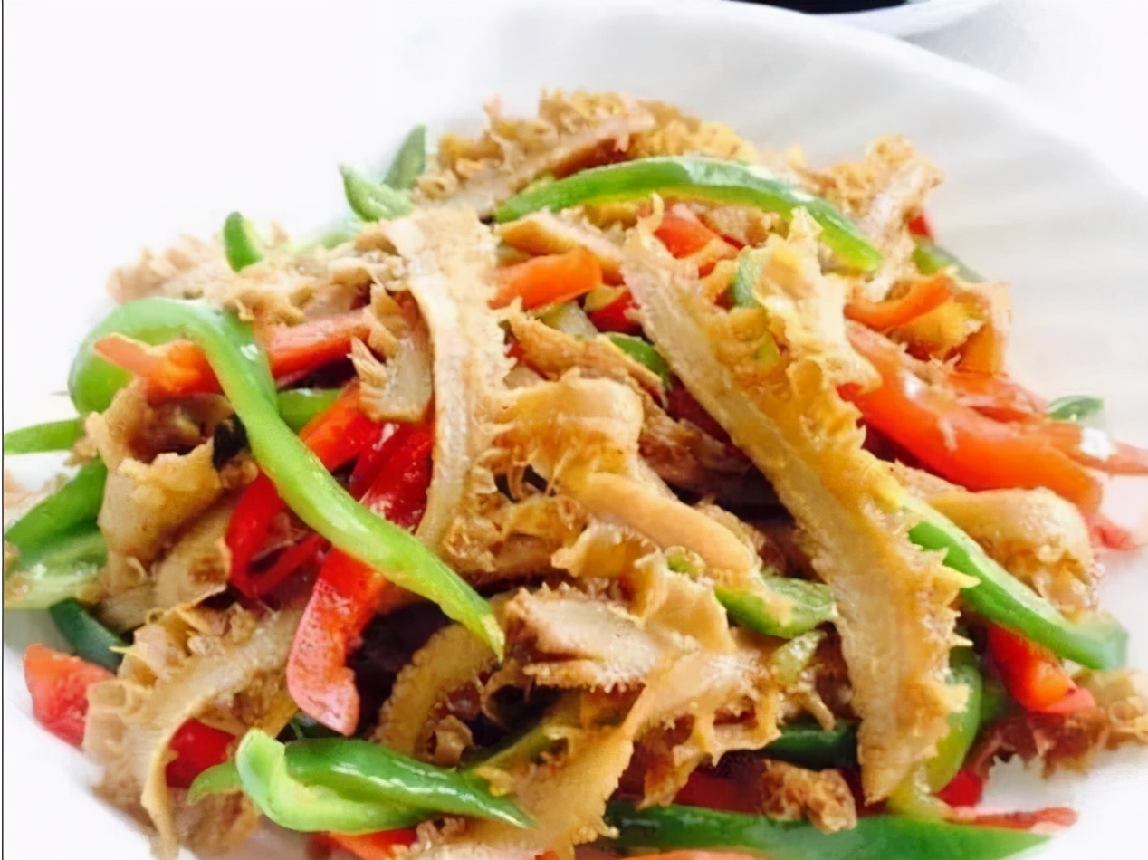 爆炒牛肚4,调入老抽,料酒翻炒均匀后倒入青椒,盖上盖焗焖一会,直到