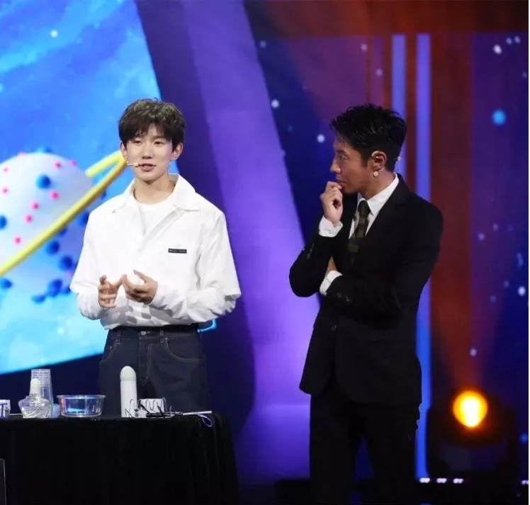 谁更强?王源连续四年押中高考作文题,撒贝宁成为高考押题小能手休闲区蓝鸢梦想 - Www.slyday.coM 谁更强?王源连续四年押中高考作文题,撒贝宁成为高考押题小能手休闲区蓝鸢梦想 - Www.slyday.coM