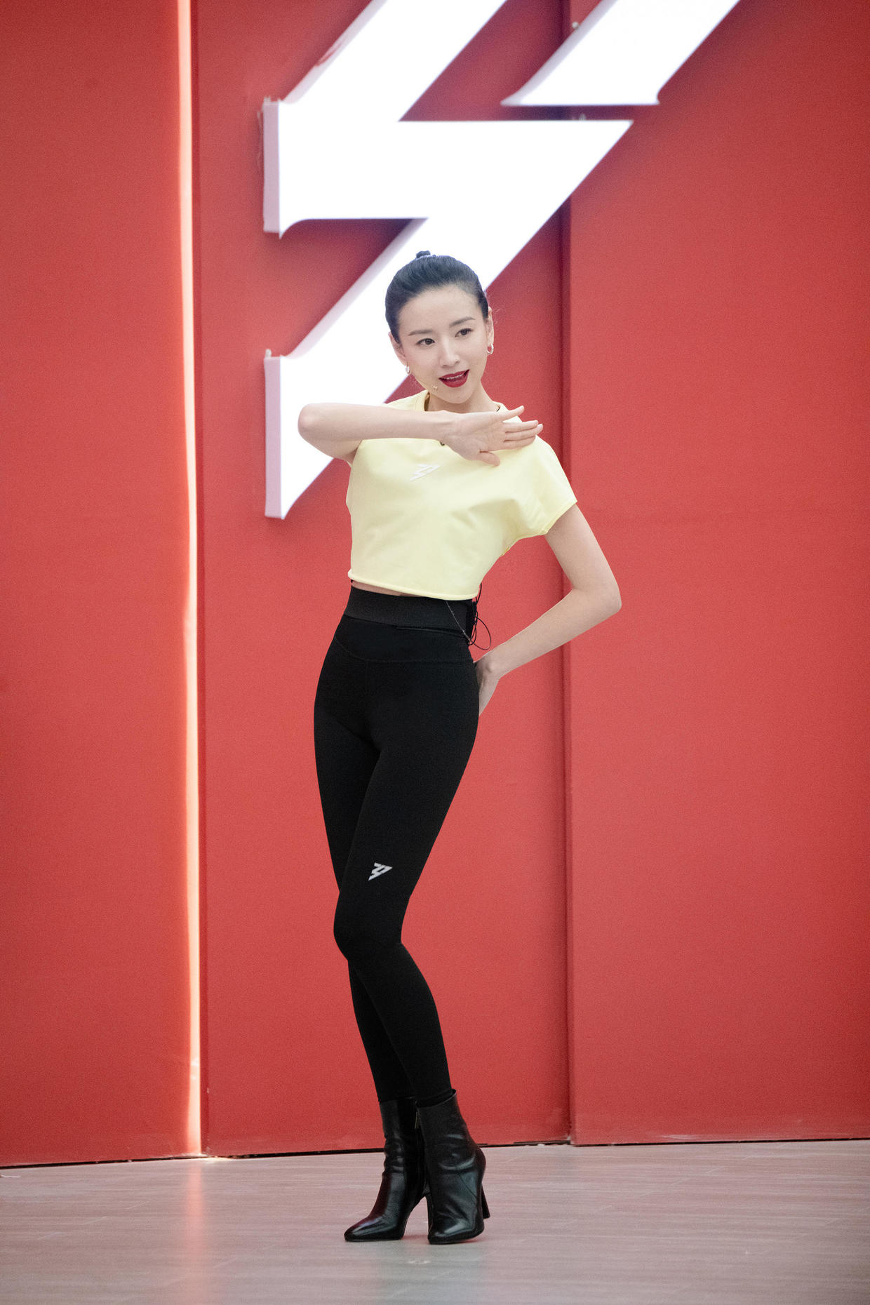 又被董洁的美貌惊艳到了一袭紫色长裙浪漫优雅美回冷清秋时期