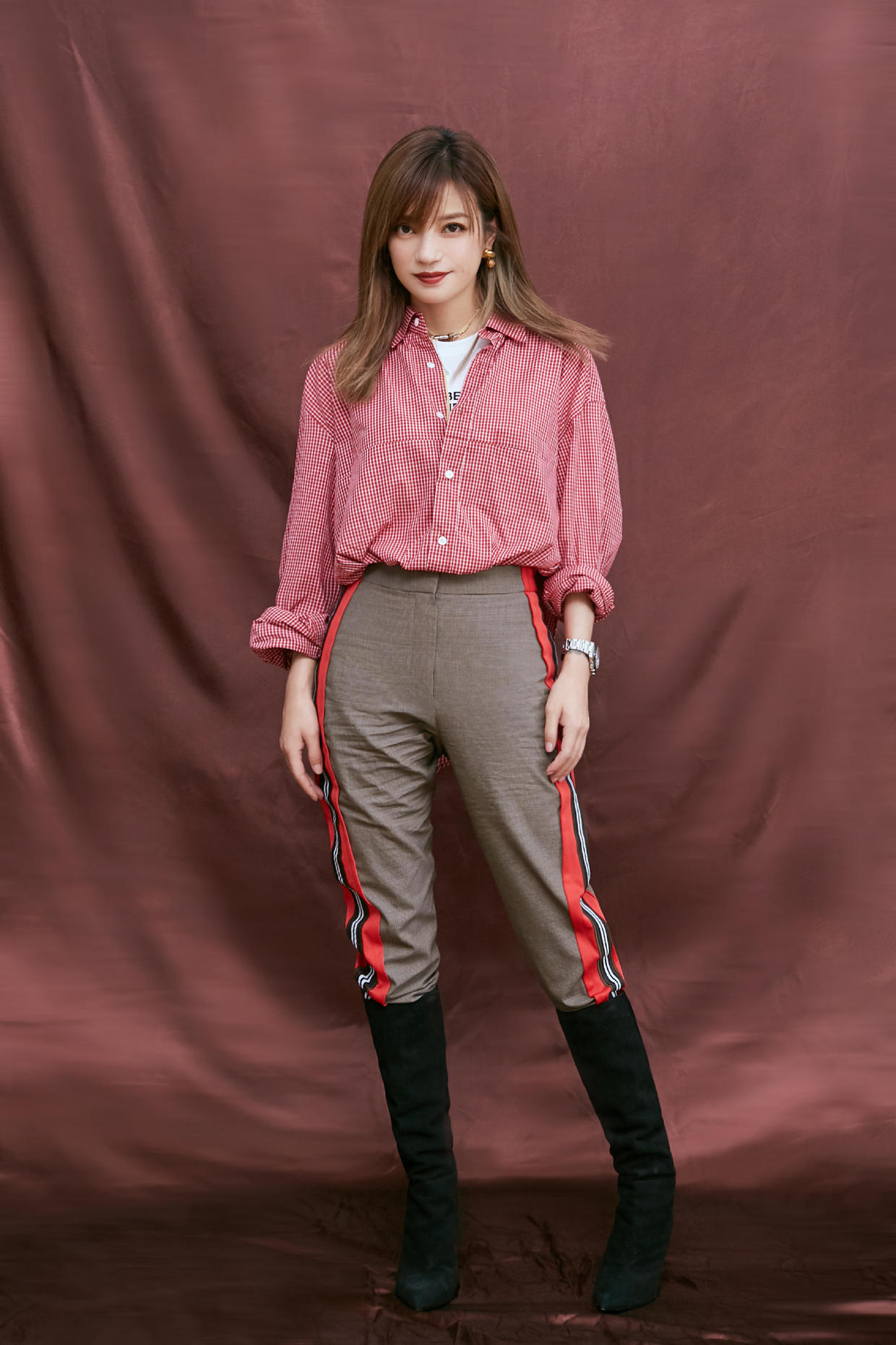 赵薇穿火了字母衬衫搭配微喇牛仔裤简约大方利落随性