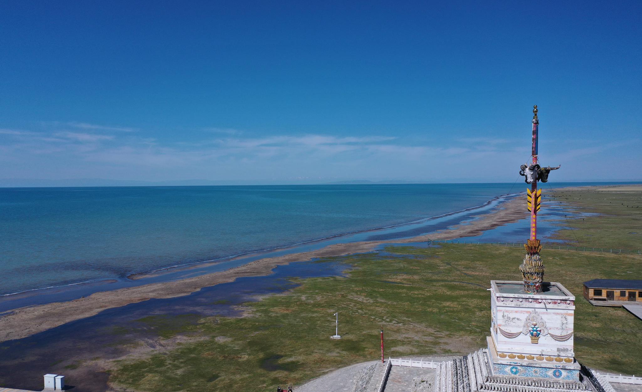 这是6月5日拍摄的青海湖仙女湾景区(无人机照片).新华社记者 吴刚 摄