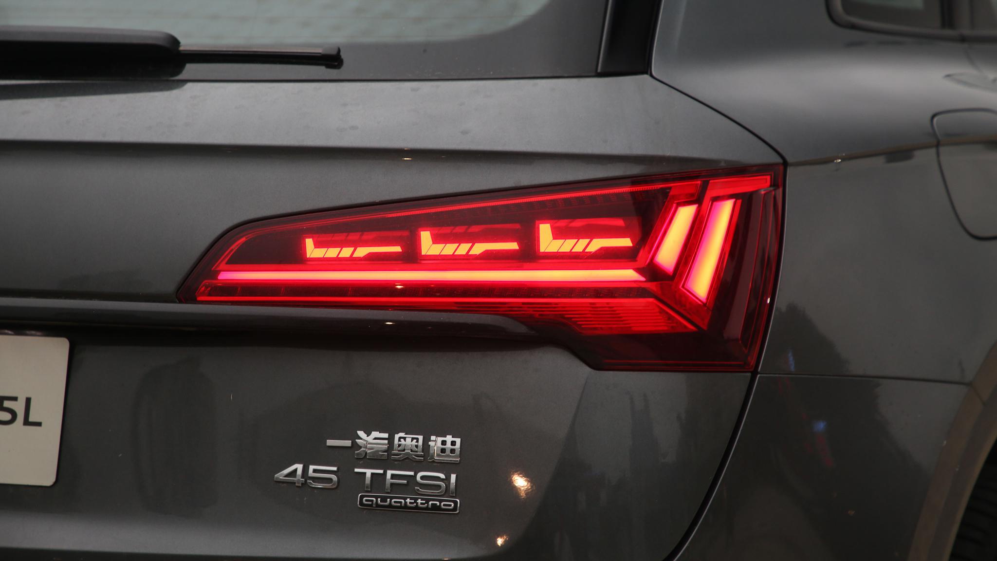同之前的奥迪q5 sportback一样,全新奥迪q5l的后尾灯同样采用了oled