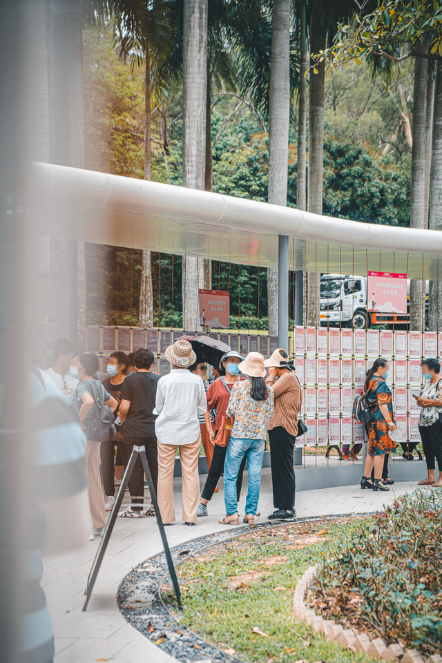 暗访深圳莲花山相亲角年薪50w有车有房高学历竟然没人要