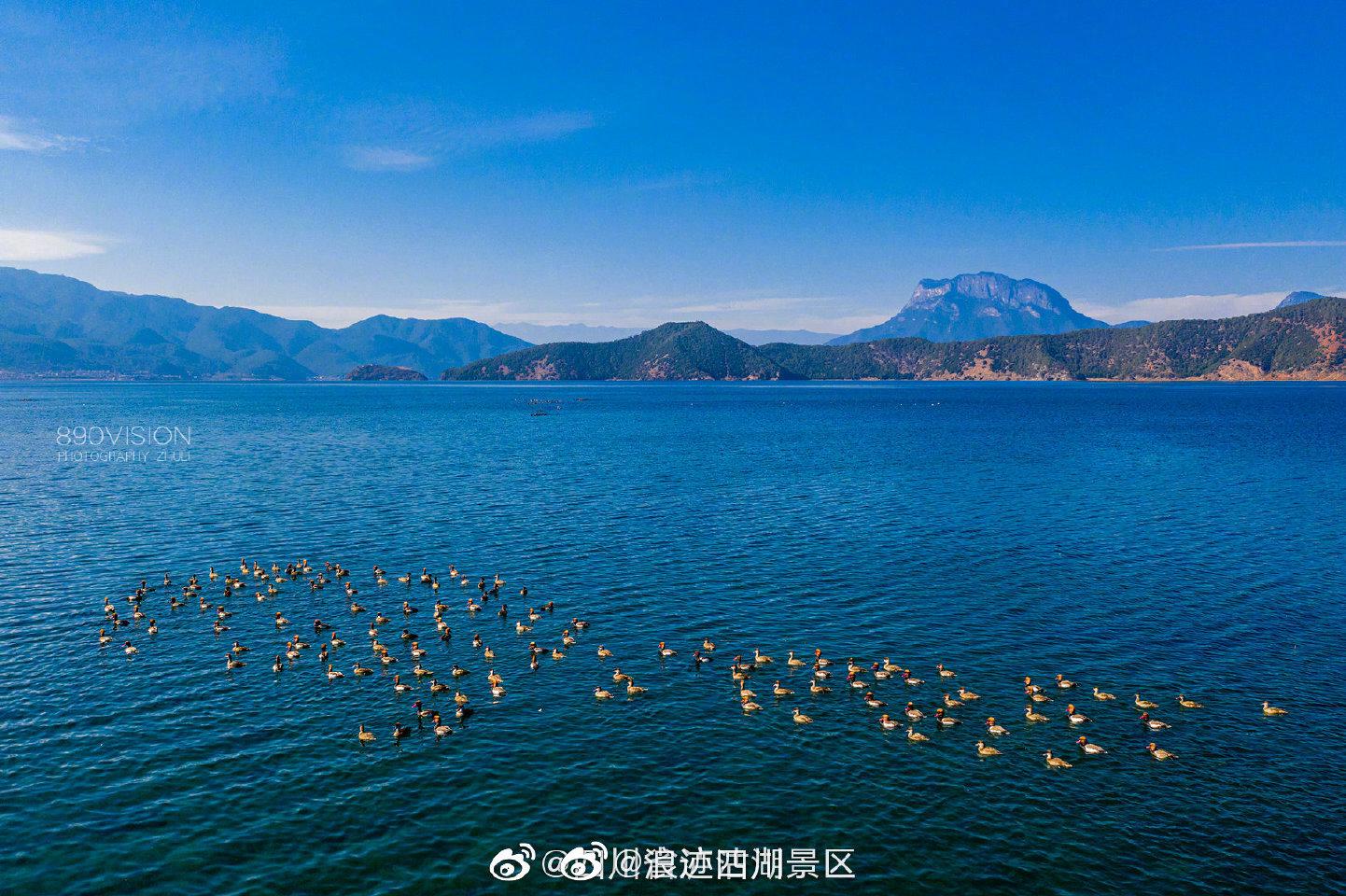 万里晴空,碧空如洗,水天一色 是泸沽湖夏日里最常见的景象了