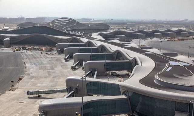 阿布扎比国际机场中场航站楼,荒漠中的"海湾花园"