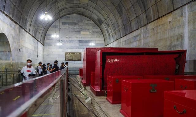 皇帝朱翊钧和他的两位皇后的合葬墓,是明十三陵唯一开放地宫的陵墓