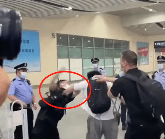 工作人员机场殴打路人!时代峰峻发布道歉声明,马嘉祺无辜受牵连休闲区蓝鸢梦想 - Www.slyday.coM 工作人员机场殴打路人!时代峰峻发布道歉声明,马嘉祺无辜受牵连休闲区蓝鸢梦想 - Www.slyday.coM