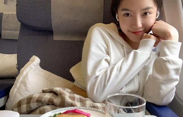 半藏森林晒最新茶艺照戒指无意暴露感情状态正在热恋中