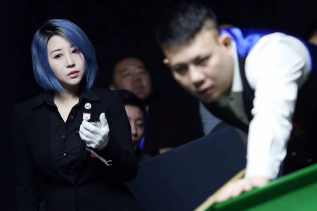 被誉为最美台球裁判,因俯身捡球火爆全网,移民美国后生活滋润