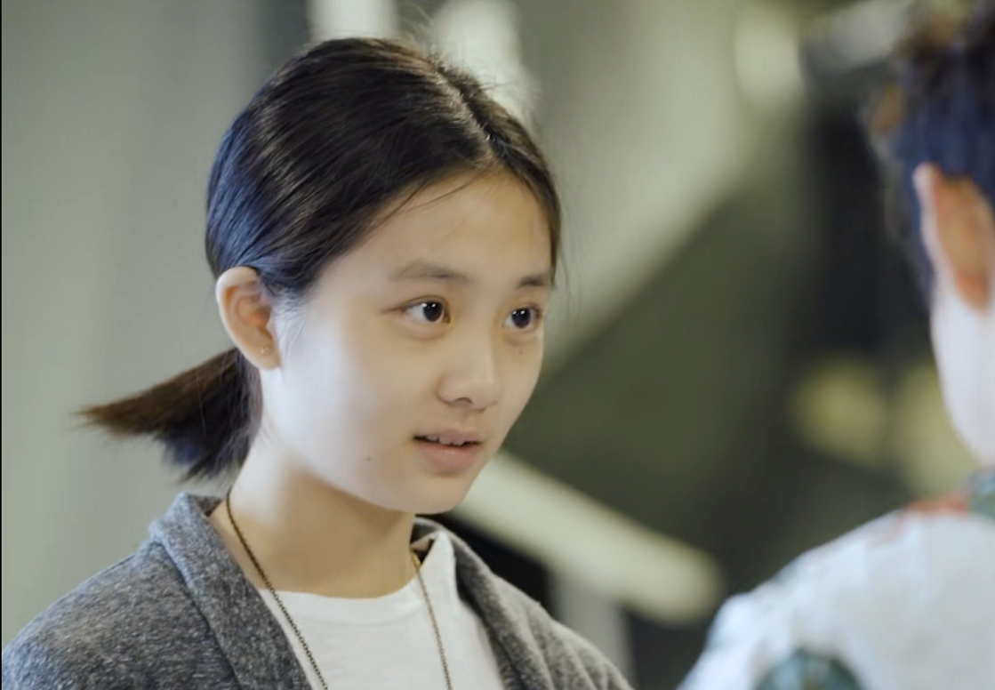 黄多多何炅排练花絮曝光15岁气质成熟身高出众素颜出镜显疲惫