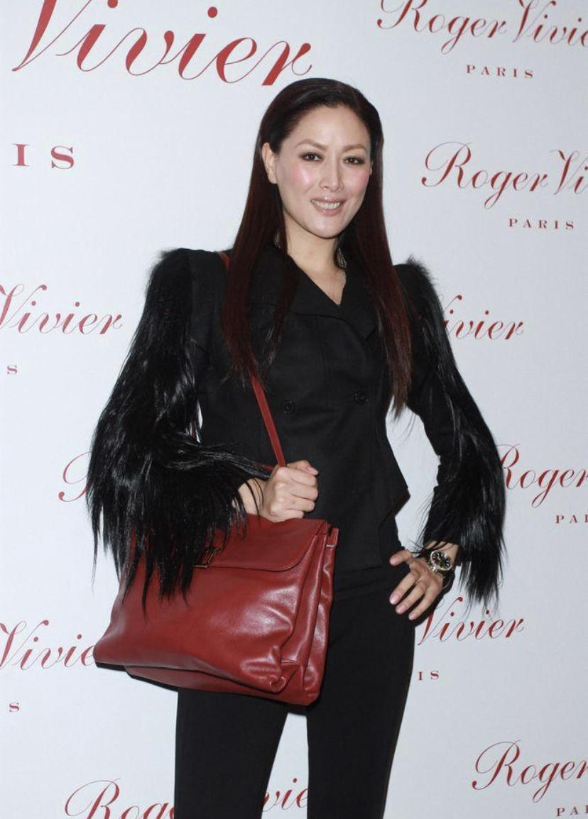 任达华老婆琦琦真时髦,白色镂空上衣配百褶裙俏皮活泼,伶俐时髦|琦琦