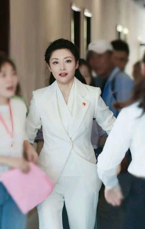 前央视一姐周涛重新回归央视站c位是否意味着董卿即将回归