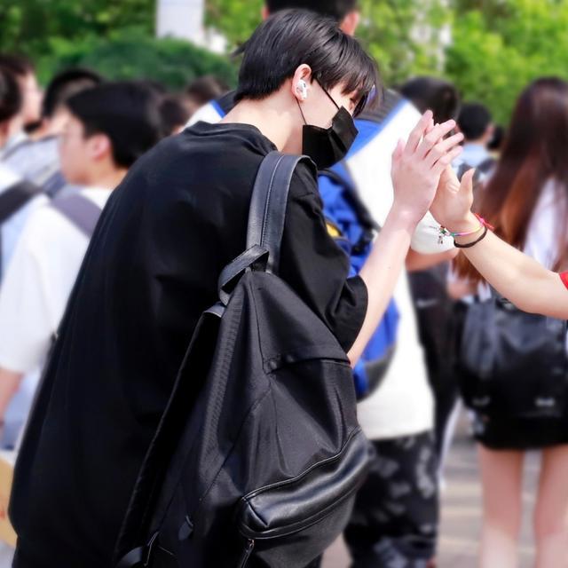 工作人员机场殴打路人!时代峰峻发布道歉声明,马嘉祺无辜受牵连休闲区蓝鸢梦想 - Www.slyday.coM 工作人员机场殴打路人!时代峰峻发布道歉声明,马嘉祺无辜受牵连休闲区蓝鸢梦想 - Www.slyday.coM