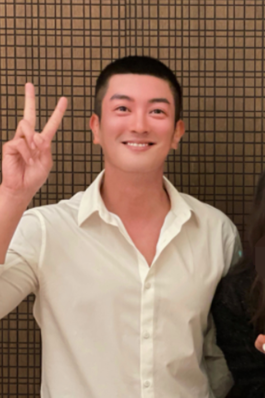 杜江穿着白衬衫和灰蓝色裤子,加上板寸头一如既往地帅气英俊,浓眉大眼