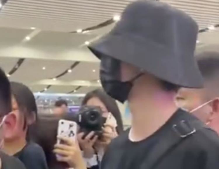 马嘉祺机场现身,疑时代峻峰工作人员殴打路人,只因话不投机休闲区蓝鸢梦想 - Www.slyday.coM 马嘉祺机场现身,疑时代峻峰工作人员殴打路人,只因话不投机休闲区蓝鸢梦想 - Www.slyday.coM