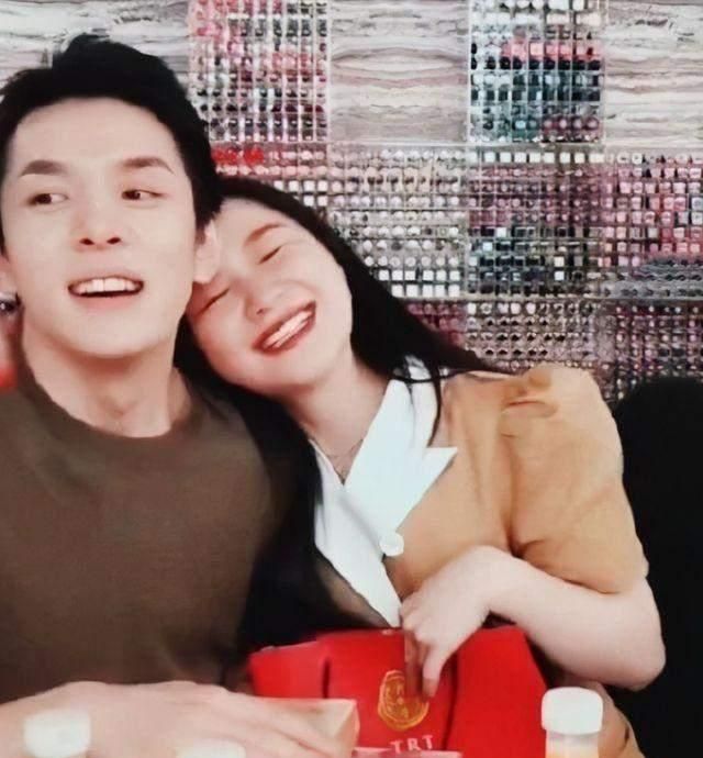 金靖再上李佳琦直播,一个在闹,一个在笑,好有cp感