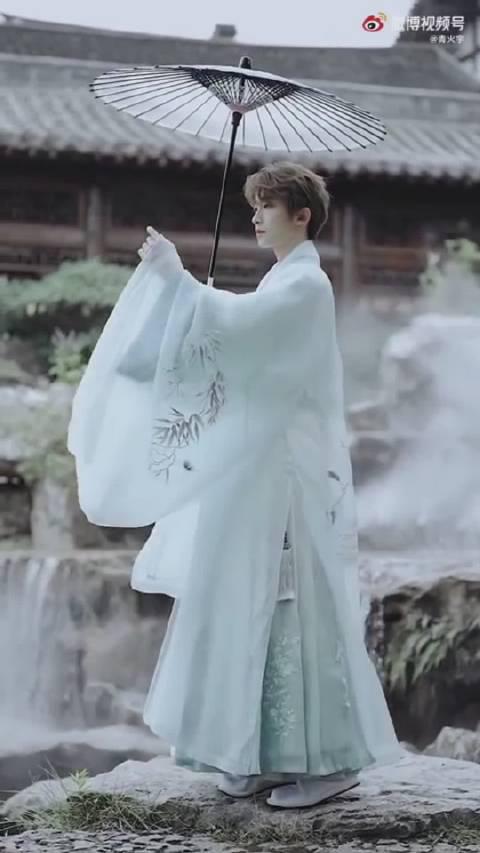 雨中撑伞的古风少年 ,翩翩公子世无双