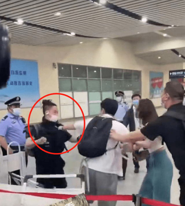 工作人员机场殴打路人!时代峰峻发布道歉声明,马嘉祺无辜受牵连休闲区蓝鸢梦想 - Www.slyday.coM 工作人员机场殴打路人!时代峰峻发布道歉声明,马嘉祺无辜受牵连休闲区蓝鸢梦想 - Www.slyday.coM