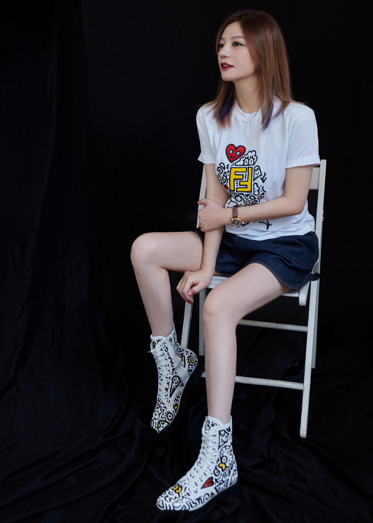 赵薇的气质真是"靓",穿黑白连衣裙气场开挂,原装五官就是耐看