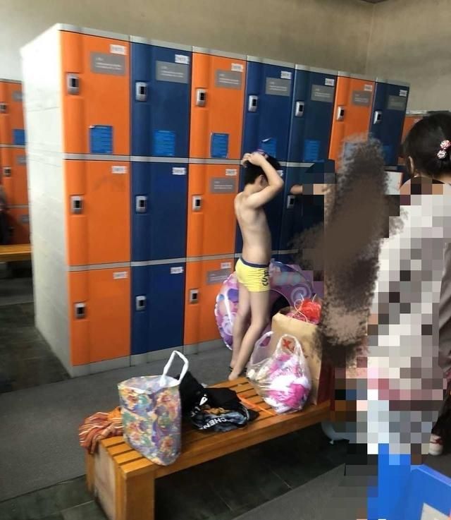 十几岁男童被带进女更衣室,女子洗澡被看反遭其母羞辱：就你金贵休闲区蓝鸢梦想 - Www.slyday.coM