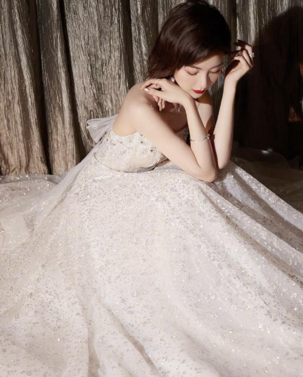 毛晓彤拾光盛典造型,白色抹胸裙镶满水晶,披个头纱就可以结婚