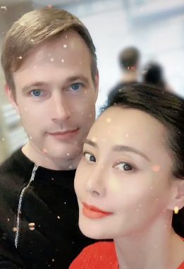 吴奇隆前妻马雅舒逆生长,混血儿女颜值逆天,老公罗伯特甜蜜互动