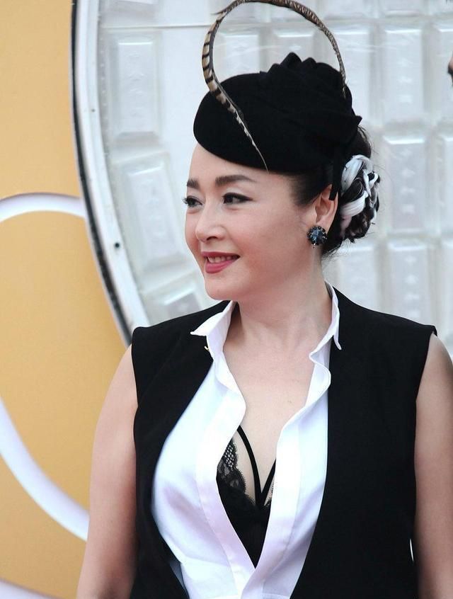 58年的恬妞挺会打扮,年轻人都不敢穿的白色丝袜,被她穿出漫画感