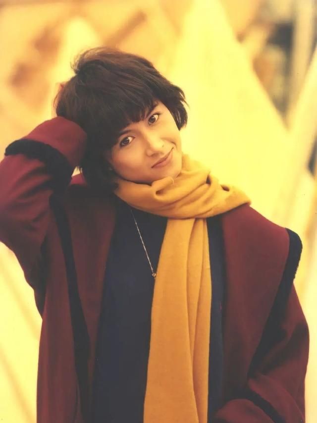 年轻时邵美琪有多迷人穿廓形外套戴编织帽短发也美出名媛范