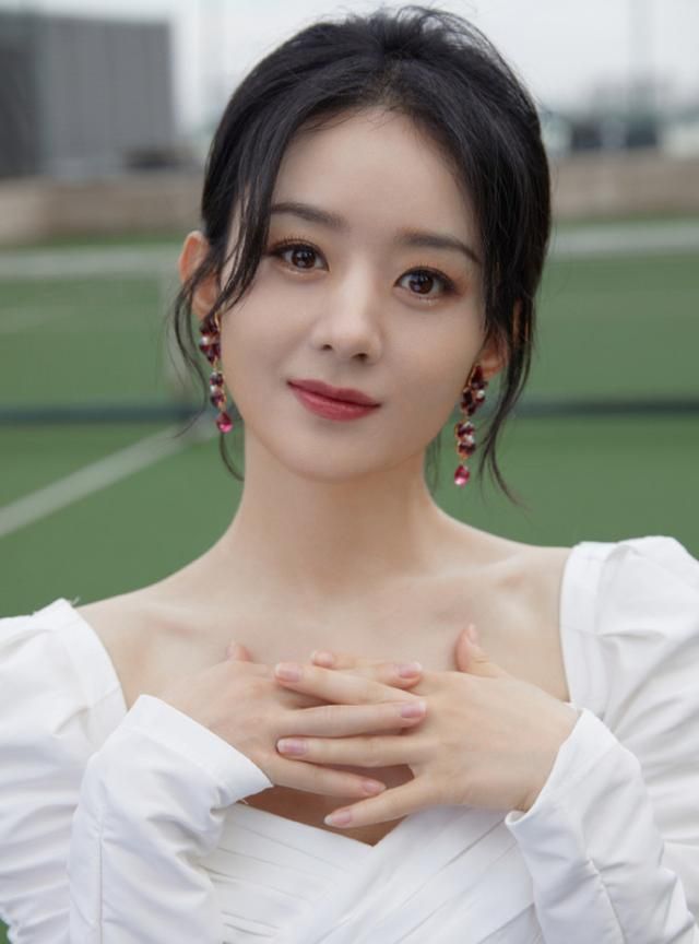 赵丽颖拍摄时尚美照,高扎丸子头配戴蝴蝶结,单身的她更耀眼