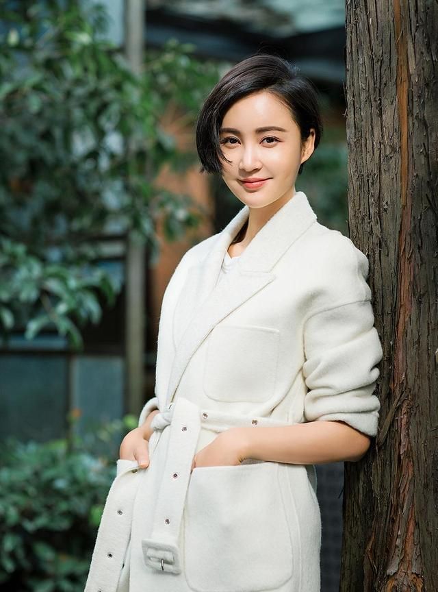 年轻时邵美琪有多迷人穿廓形外套戴编织帽短发也美出名媛范