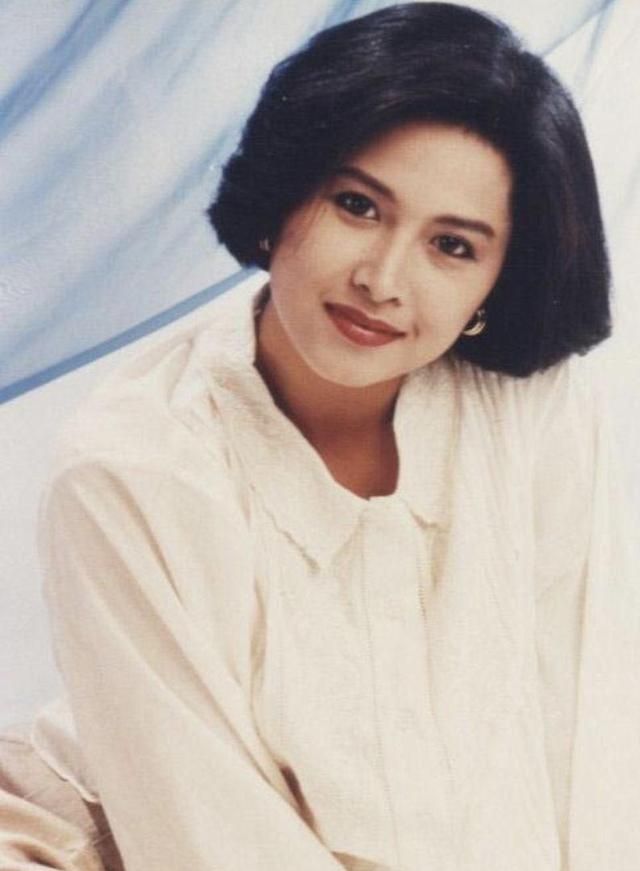 年轻时邵美琪有多迷人穿廓形外套戴编织帽短发也美出名媛范
