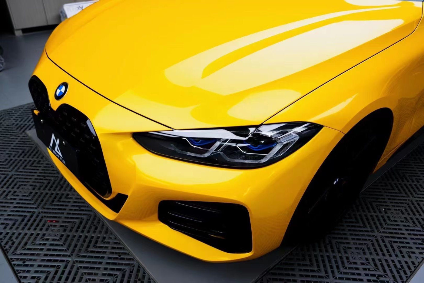 膜呗改色案例:宝马4系改色金属黄 贵气感十足