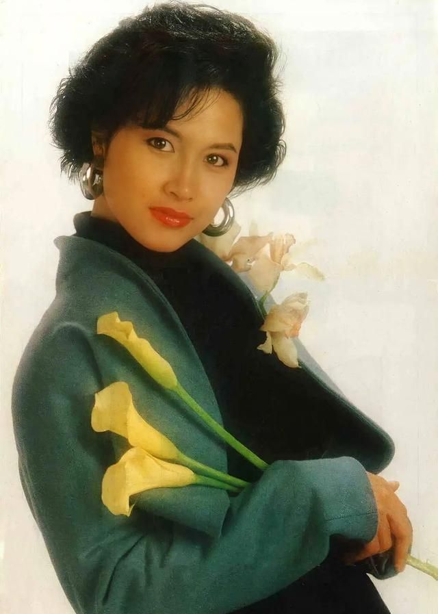 年轻时邵美琪有多迷人穿廓形外套戴编织帽短发也美出名媛范