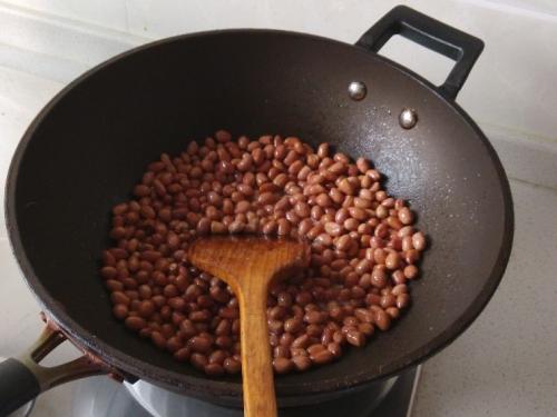 炒花生米,先放油就错了,多加这一步,花生酥脆可口