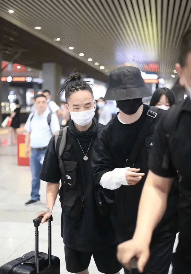 工作人员机场殴打路人!时代峰峻发布道歉声明,马嘉祺无辜受牵连休闲区蓝鸢梦想 - Www.slyday.coM 工作人员机场殴打路人!时代峰峻发布道歉声明,马嘉祺无辜受牵连休闲区蓝鸢梦想 - Www.slyday.coM