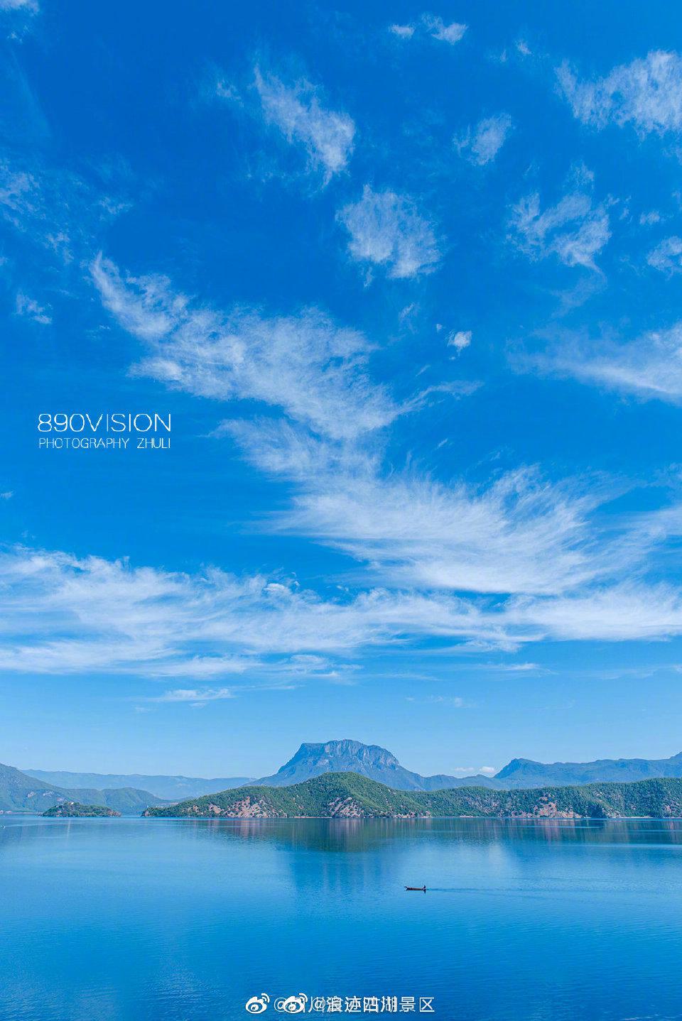 万里晴空,碧空如洗,水天一色 是泸沽湖夏日里最常见的景象了