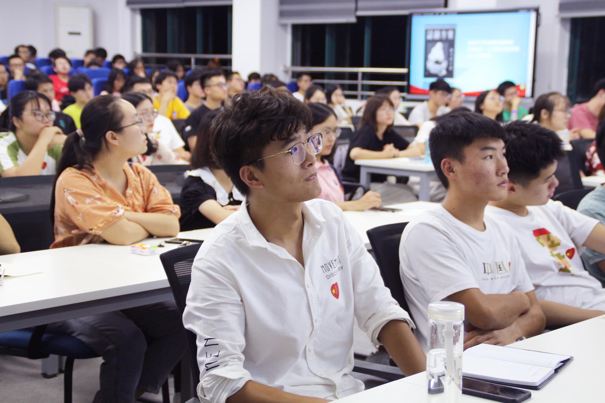 思政课上,年轻大学生正在认真聆听授课.(湖北经济学院供图)