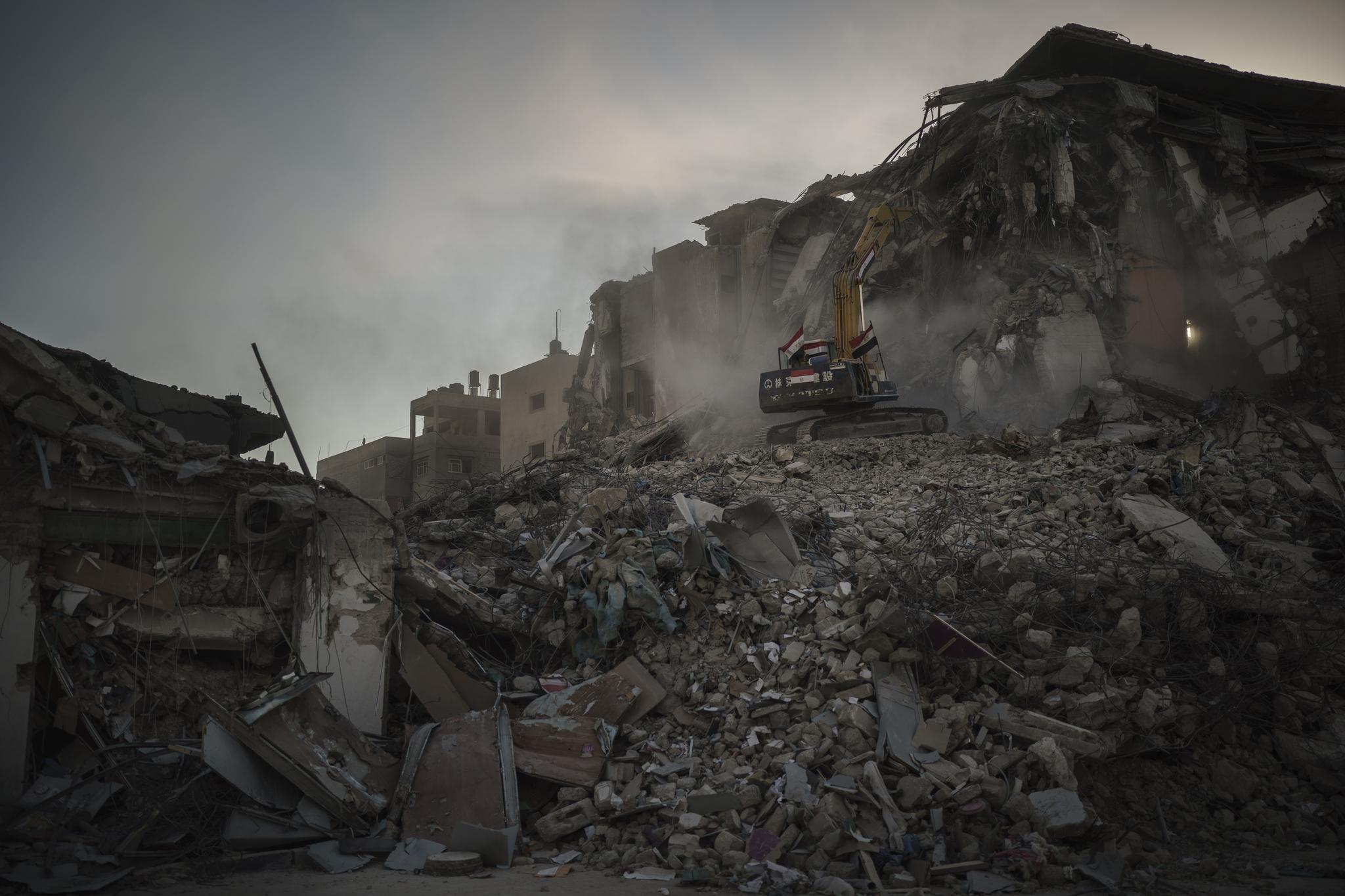 曾经的家园废墟之间