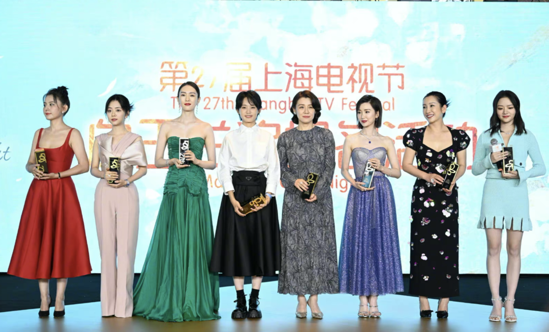 童謠這兩年都是熱門女演員,是各大獎項活動上的常客,而且她還是合照的