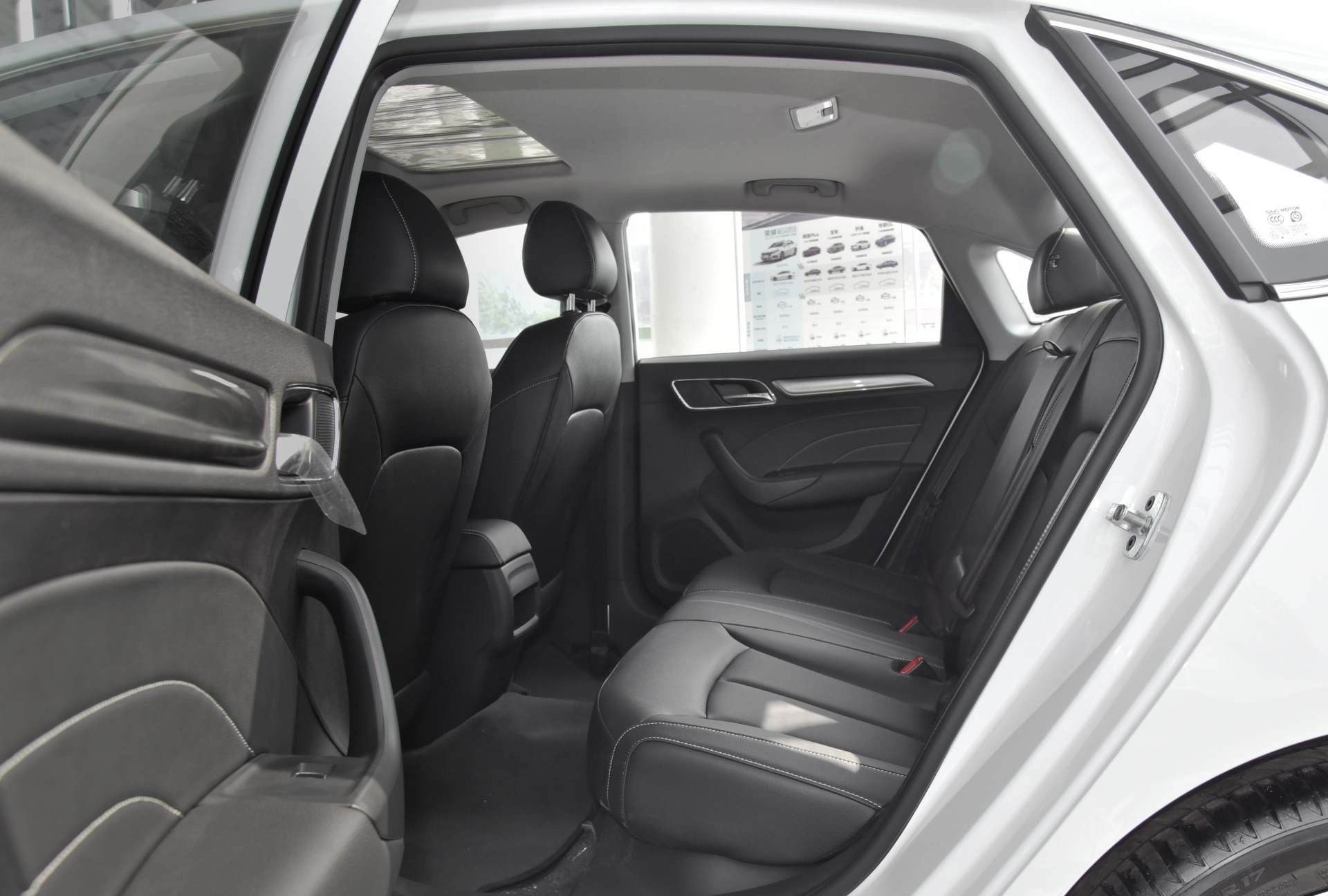 高稳定自吸动力省油实用大空间三厢车带你看荣威i6