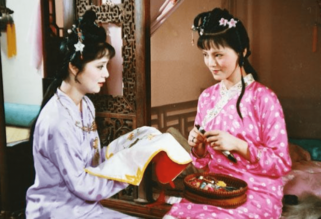 袭人送茶,宝钗为何将喝剩下的那半杯,递给黛玉?