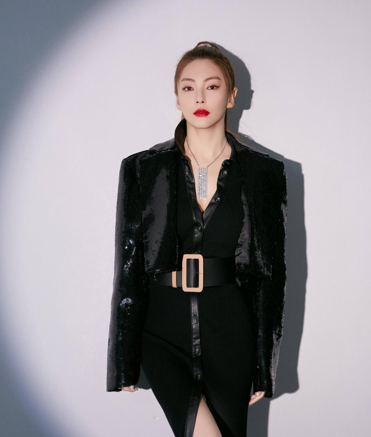 张雨绮再现西装杀,精致干练造型配复古红唇气场超强,女神太迷人