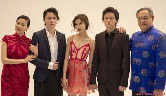 宋妍霏曾公开全家福,母亲的优雅气质和高颜值在众人心中留下了不小的